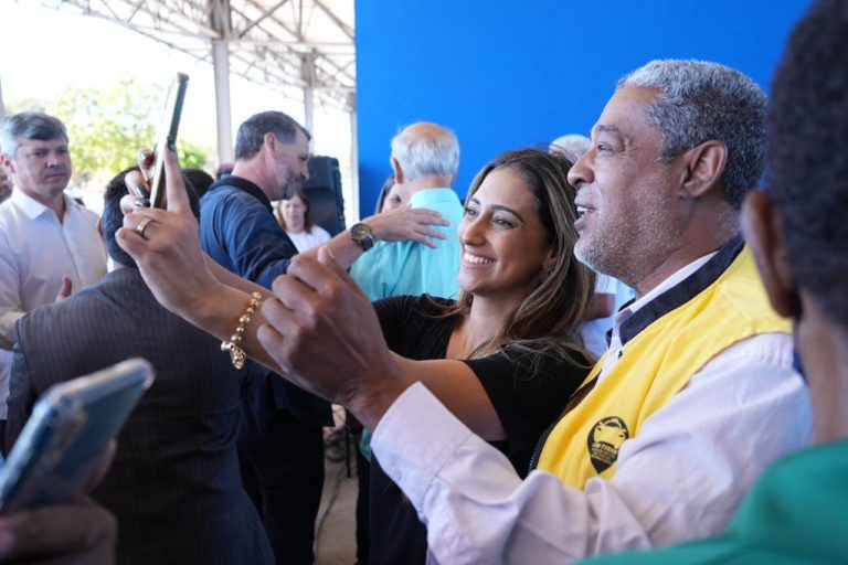 Flávia Arruda comemora Dia dos Taxistas em café da manhã com a categoria