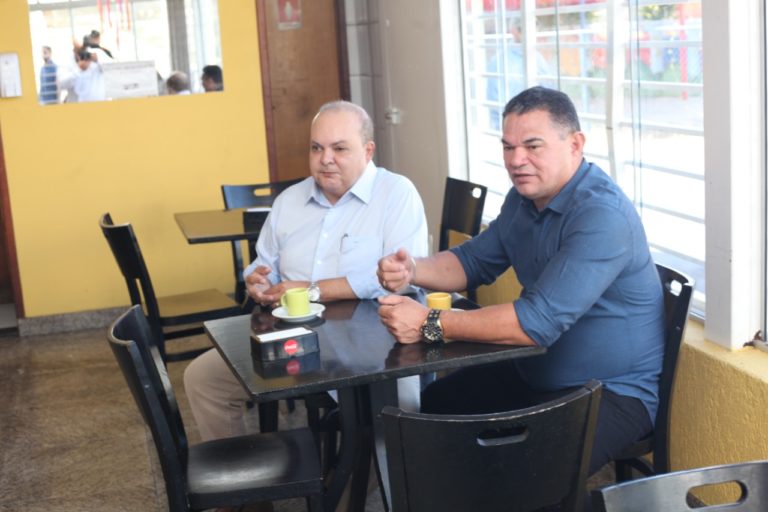 Governador Ibaneis faz visita surpresa à Candangolândia e fala do Plano de Carreira dos militares