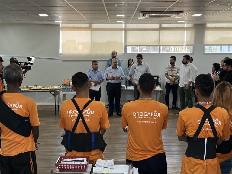 “Hoje as empresas estão vindo para o DF”, afirma Ibaneis Rocha em visita à rede de farmácias