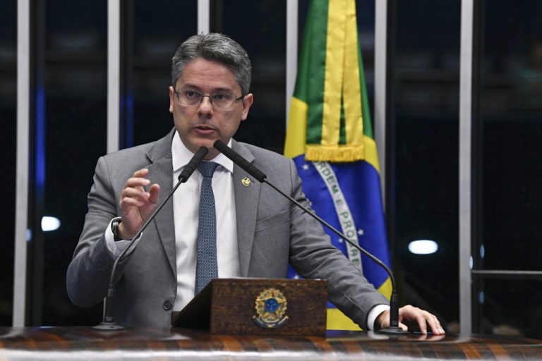 Senador apresenta projeto para obrigar presidenciáveis a comparecer a debates eleitorais