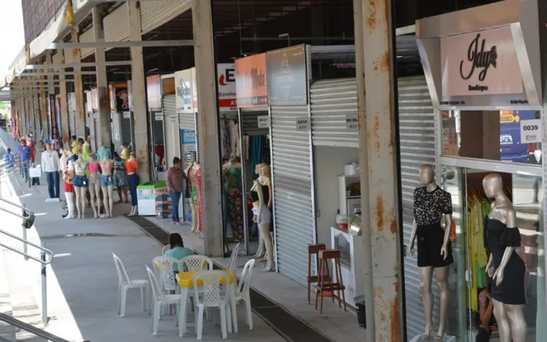 Mais de 400 feirantes recebem autorização de uso das bancas e boxes