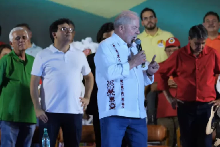 A Lei das Eleições proíbe, mas Lula atropela e pede votos em evento no Piauí
