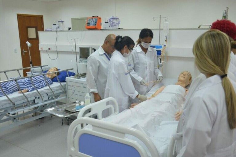 Bolsonaro assina lei do piso de enfermagem sem reajuste automático