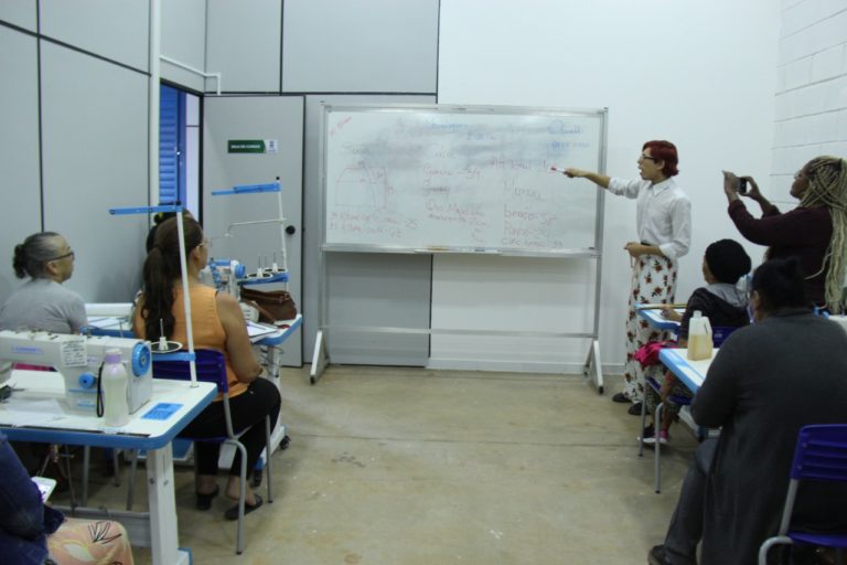 Prefeitura Municipal de Águas Lindas realiza entrega de máquinas para costura industrial