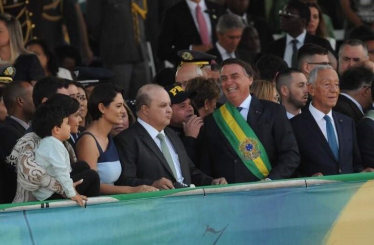 Desfile revela falta de noção institucional dos chefes de Poder ausentes