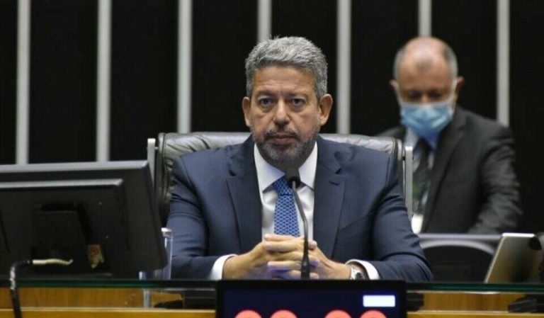 “Quem vestiu a carapuça precisa se explicar”, diz Lira sobre pesquisas