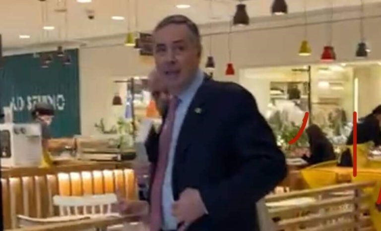 VÍDEO: Ministro Barroso é confrontado sobre o Dia 7, em shopping no Rio
