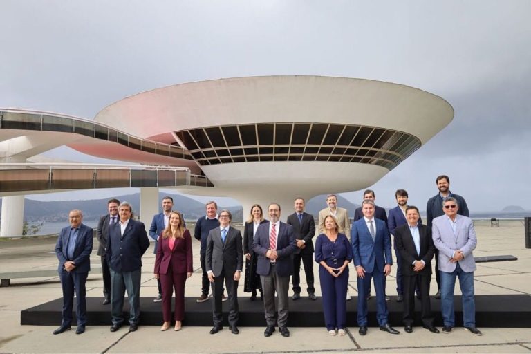 Prefeito Dr Lucas Antonietti assina acordo Internacional para obras de infraestrutura e ações com planejamento sustentável de