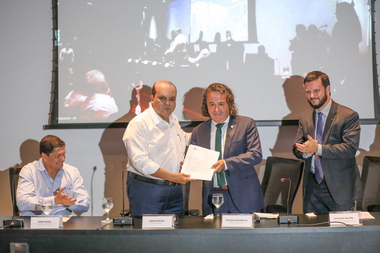 Empresas recebem escrituras e segurança jurídica para gerar mais empregos