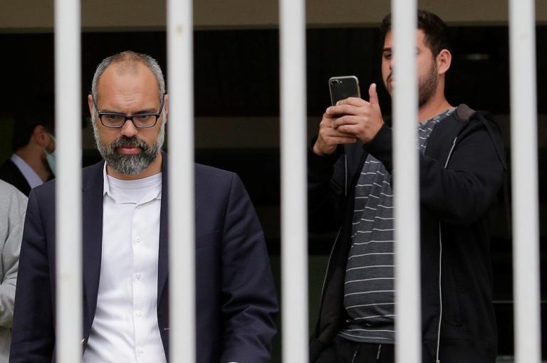 Moraes determina, e Itamaraty cancela passaporte de Allan dos Santos