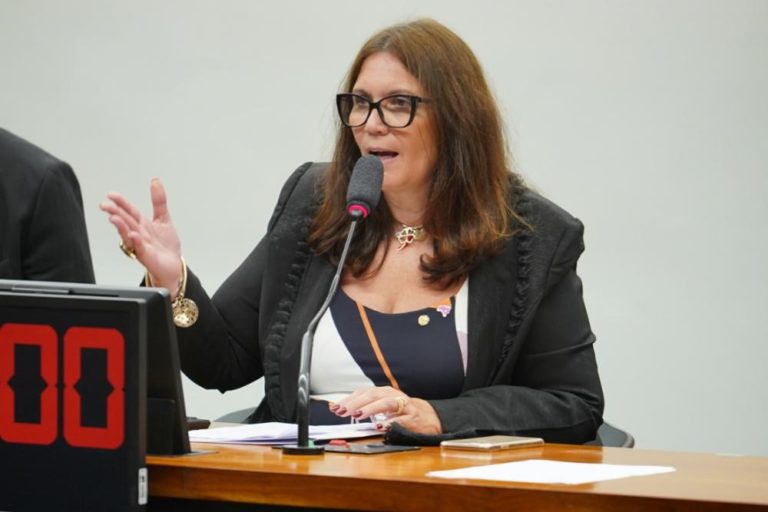 Bia Kicis diz que Bolsonaro está com problema de saúde e se recupera: ‘Não abandonou o povo’