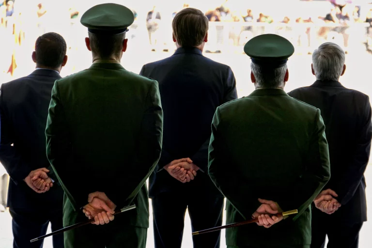 Bolsonaro reúne ministros e comandantes para discutir decisão de Moraes; PL debate ação jurídica