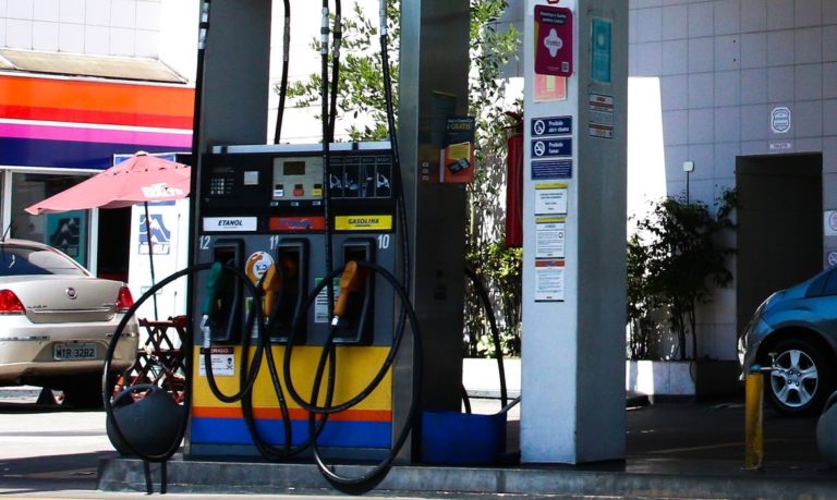 Após bloqueios de caminhoneiros, Brasília registra filas em postos de gasolina