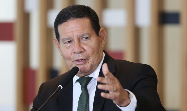“Manifestações Golpistas? Como assim? Vocês da imprensa que estão criando isso”, diz Mourão