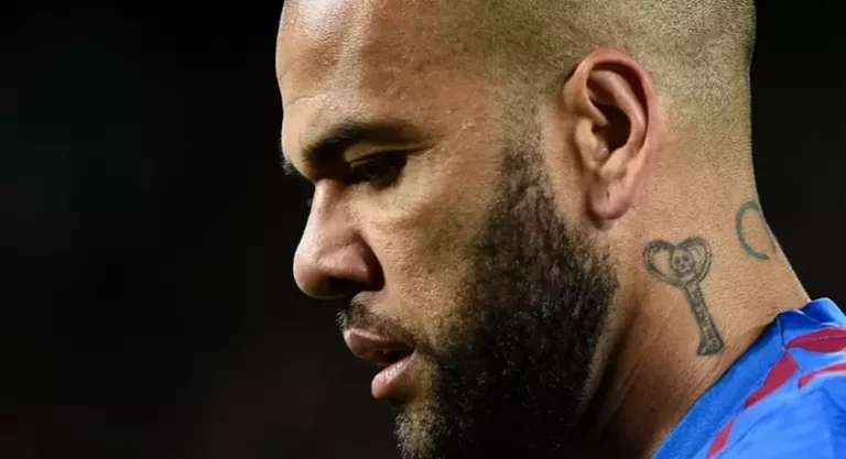 Cabisbaixo e sem fome: veja como foi a primeira noite de Daniel Alves na prisão