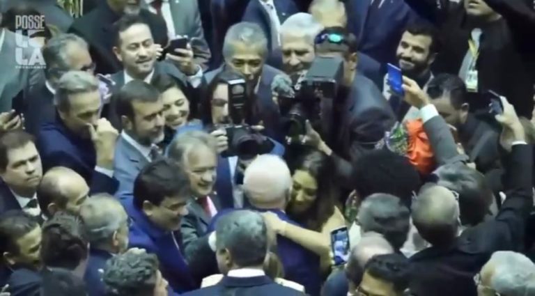 Depois do abraço em Lula, Flávia Arruda pede desfiliação do PL, partido de Bolsonaro