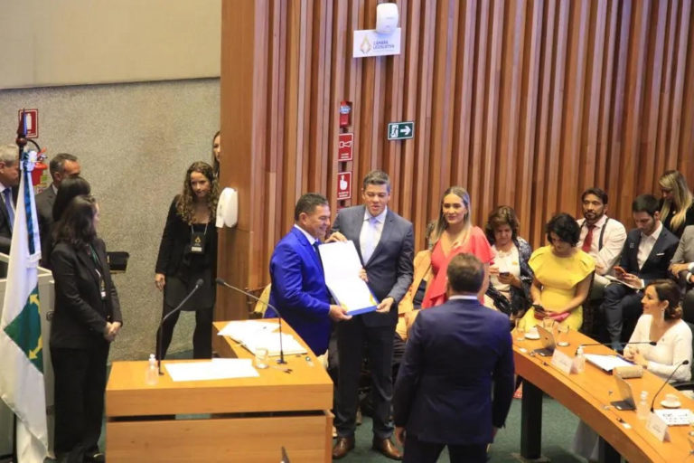 Deputado Hermeto é empossado em cerimônia na Câmara Legislativa