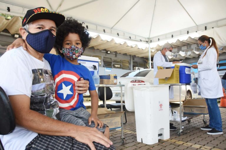 Último sábado para tomar reforço da vacina de covid-19 antes do Carnaval