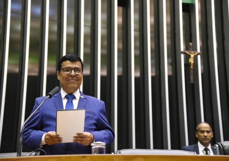 Professor Paulo Fernando toma posse como Deputado Federal