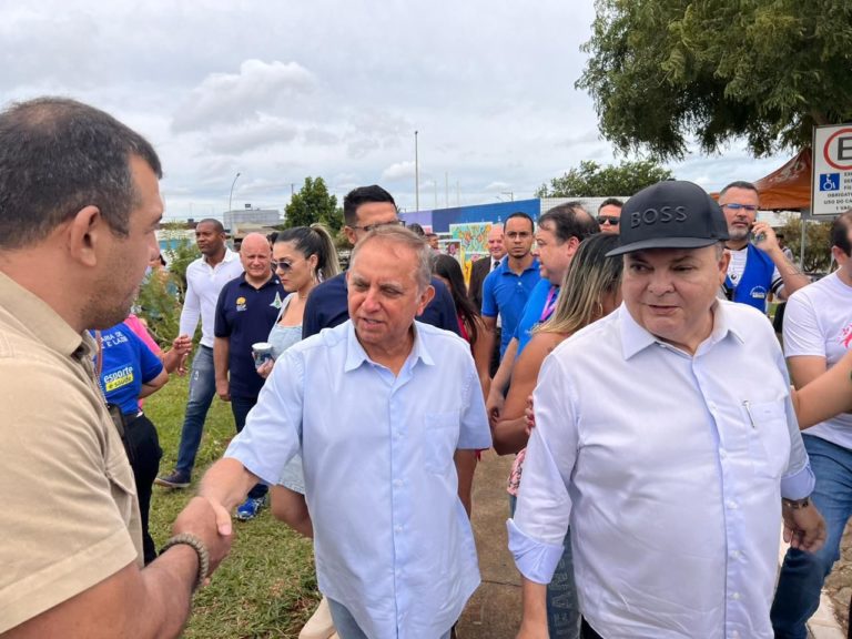 A convite  de Ibaneis, Izalci acompanha entrega de obras no Recanto das Emas