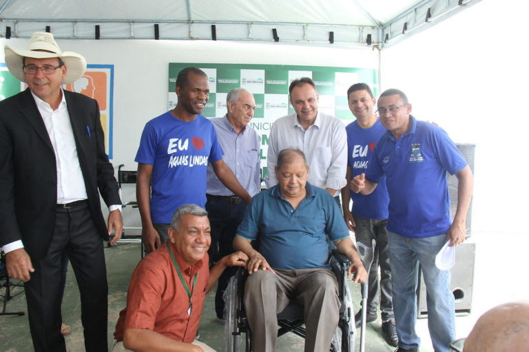 Prefeitura de Águas Lindas entrega equipamentos de mobilidade para pessoas com deficiência
