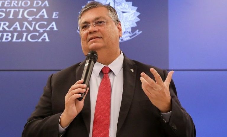 Com clima tenso, Dino deixa audiência na Câmara após bate-boca