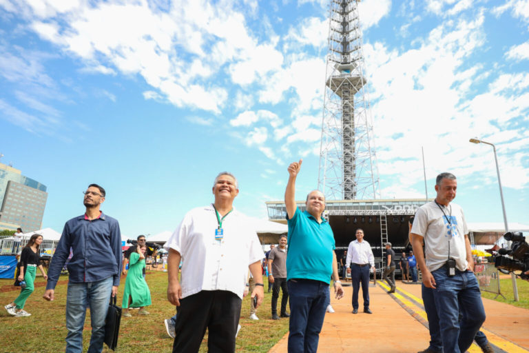 Um dia de festa para a capital “que abraça a todos”, diz governador Ibaneis