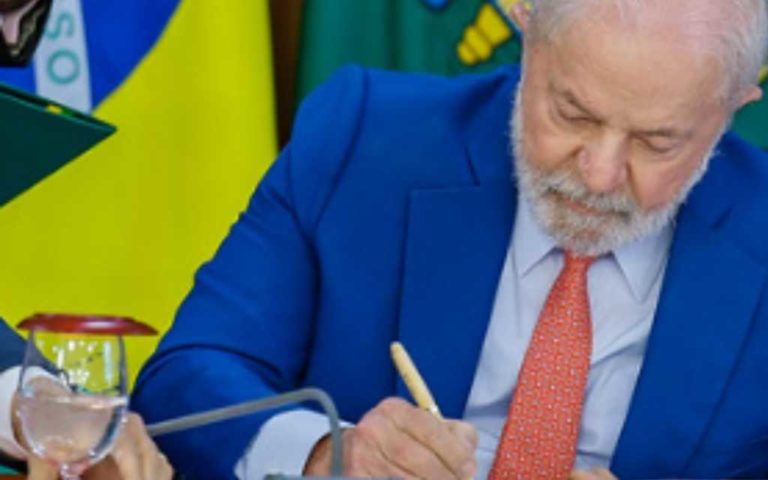 Lula assina nota que cancela proposta que garante aos militares direito de revidar injusta agressão