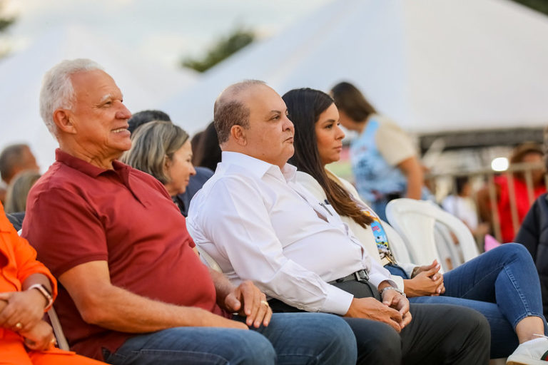 Fiéis comemoram o Espírito Santo em festa de Pentecostes no Taguaparque