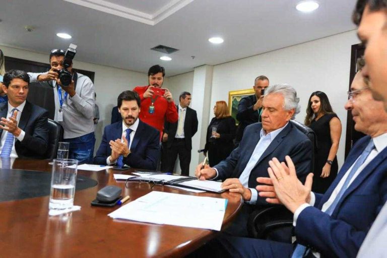 Caiado anuncia R$ 728 milhões para universalização de esgoto em Aparecida e Trindade