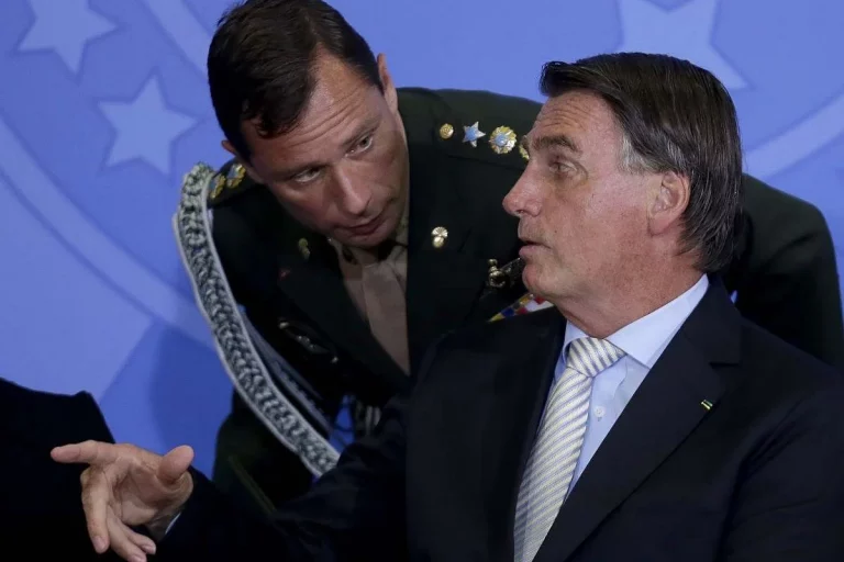 Mulher de ex-ajudante de ordens de Bolsonaro admite uso de certificado falso