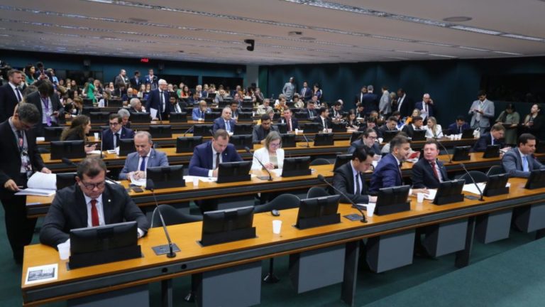 Veja como cada deputado da CCJ votou na PEC da Anistia aos partidos