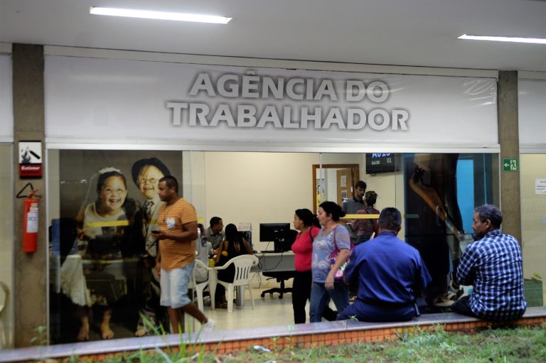 Agências do trabalhador oferecem mais de 740 vagas de emprego nesta segunda (12)