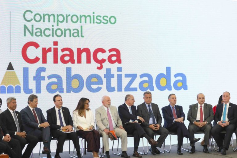 Alfabetização na idade certa ganha impulso de R$ 2 bi com novo programa