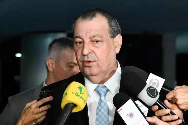 Aziz indica a Lira que tirará Fundeb e Fundo Constitucional do arcabouço