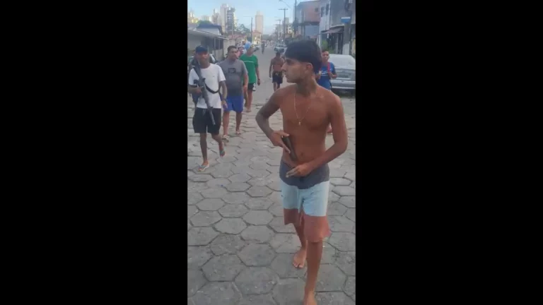 Mataram um PM aposentado e foram desfilar na praia