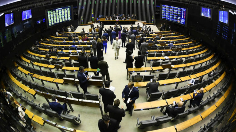 Câmara aprova projeto que pune bancos por discriminação a políticos e autoridades