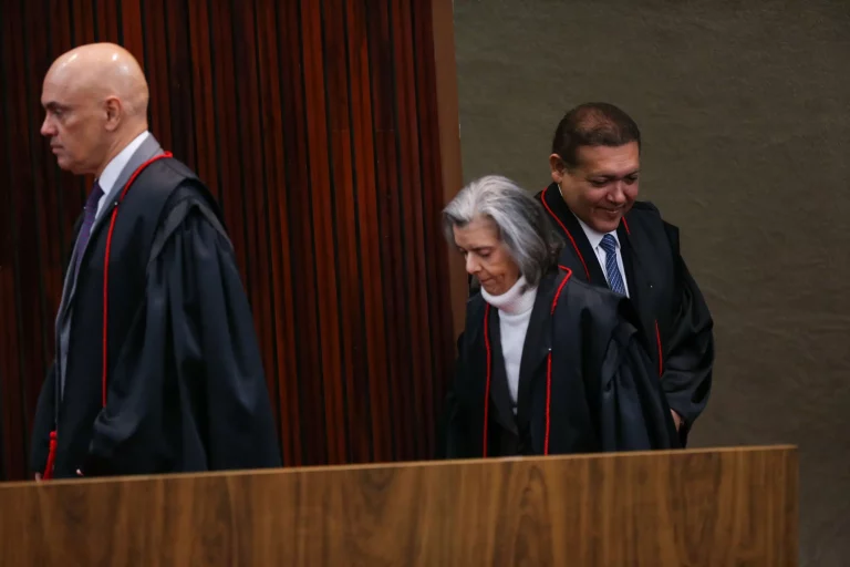 Moraes suspende julgamento de Bolsonaro no TSE