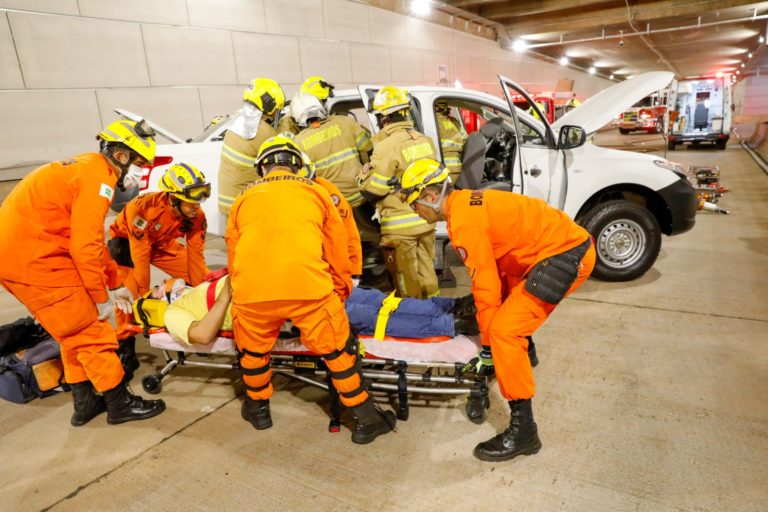 Simulação de acidente grave aprova operações de socorro no Túnel Rei Pelé