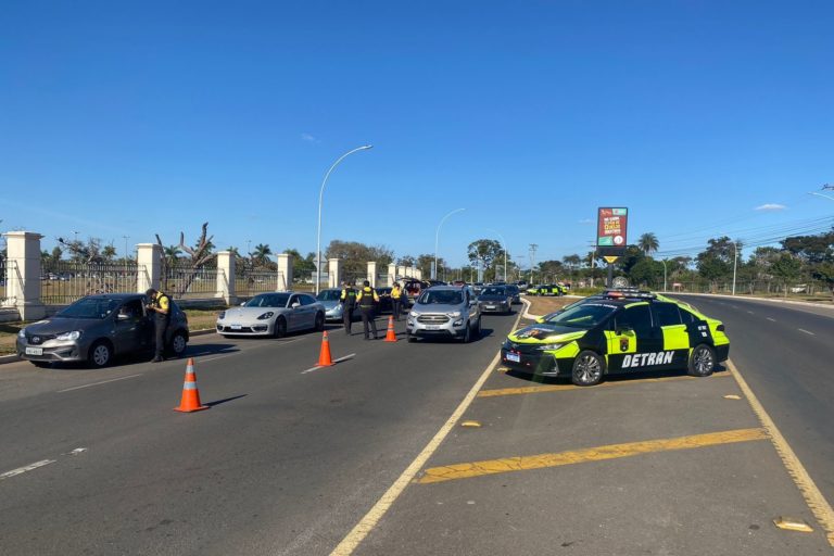Mais de 550 condutores autuados por infrações de trânsito no fim de semana