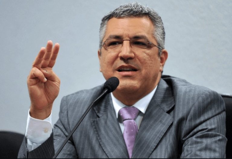 Ministro de Lula quer criminalizar uso de celular como ‘arma’ do cidadão