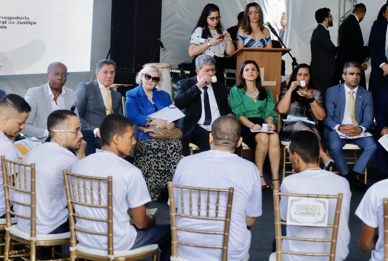 Na Bahia, Rosa Weber participa de ‘roda de leitura’ com detentos