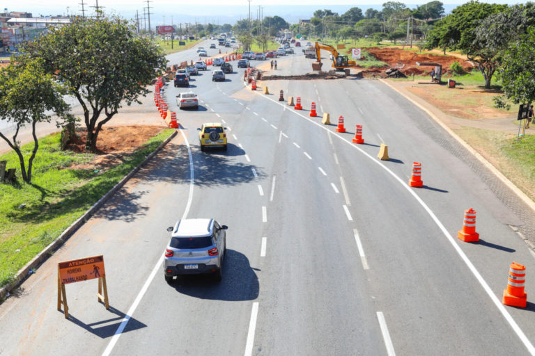 Construção do viaduto do Riacho Fundo 1 altera o trânsito no local