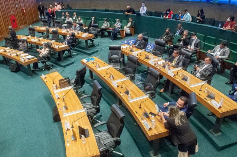 CLDF aprova reajuste de gratificações para professores do DF