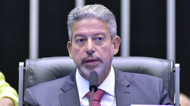 Arthur Lira diz que o Brasil precisa de uma lei que proteja ex-presidentes