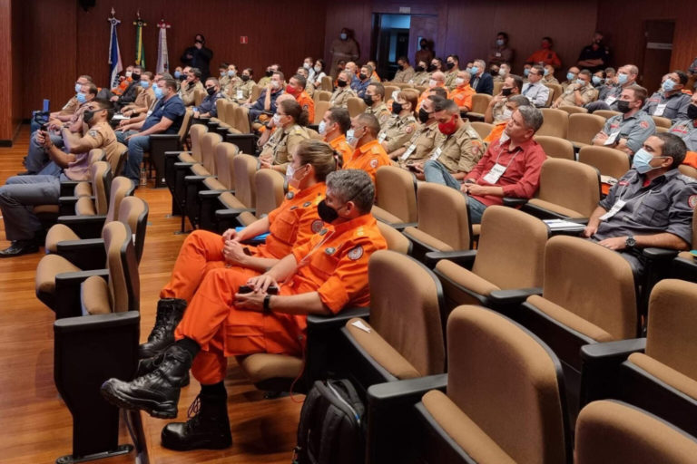 Militares do DF fazem curso avançado de combate a incêndios em edificações