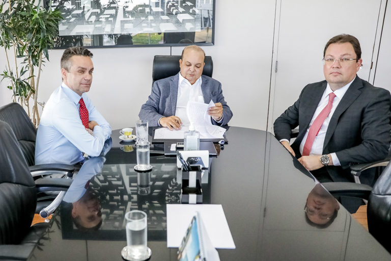 Governador nomeia 500 servidores pela manhã e mais 200 à tarde