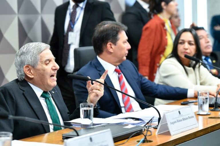 O início da audiência de Heleno na CPMI foi marcado por aplausos, polêmicas e irritação