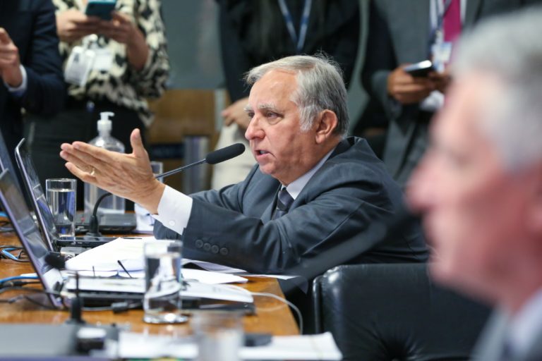 Izalci exige a perícia no telefone do General Gonçalves Dias