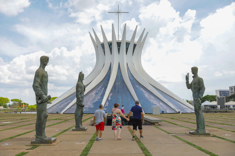 Área da Catedral é preparada para a festa de Nossa Senhora Aparecida
